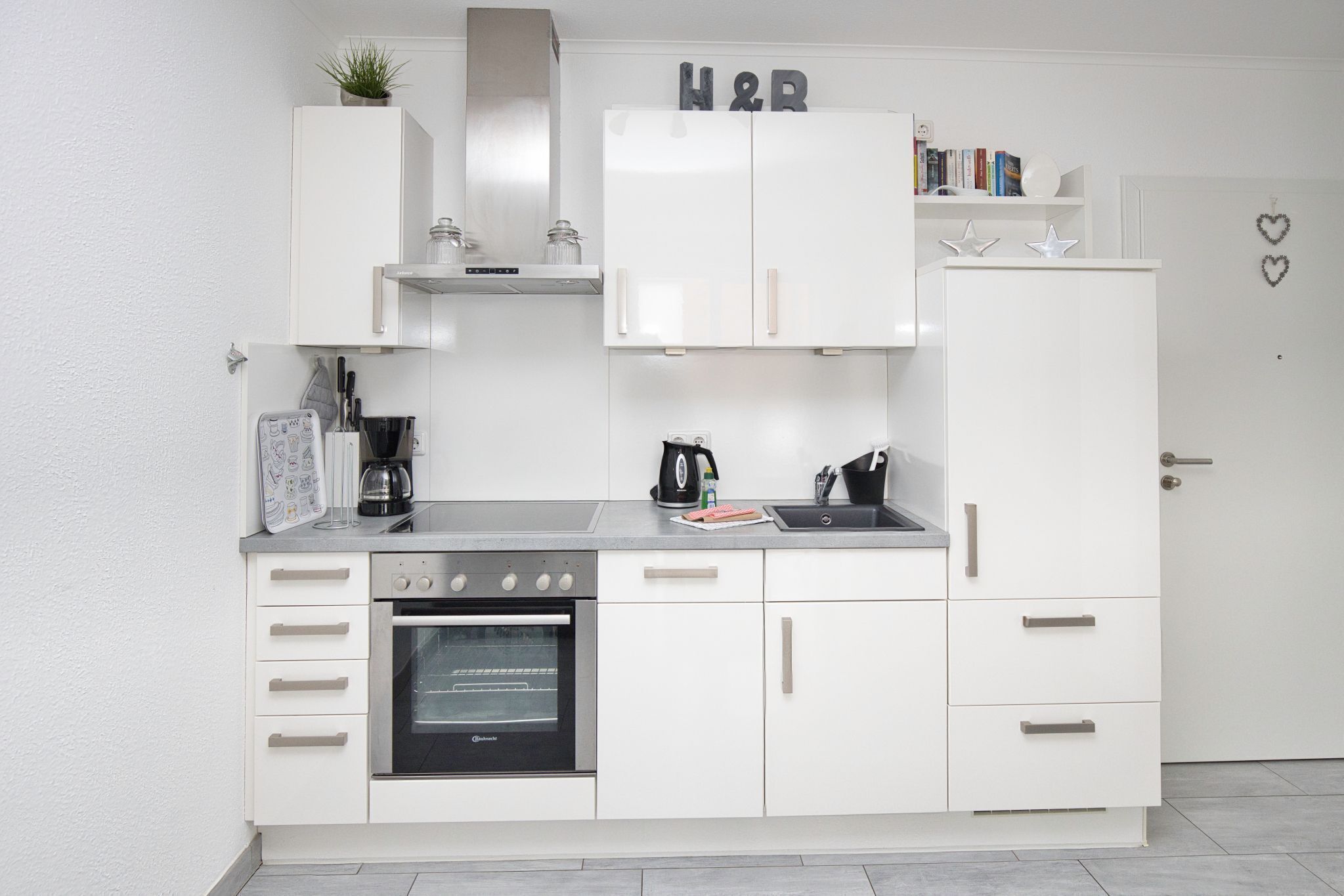 Fridge, oven, dishwasher, coffee/tea maker