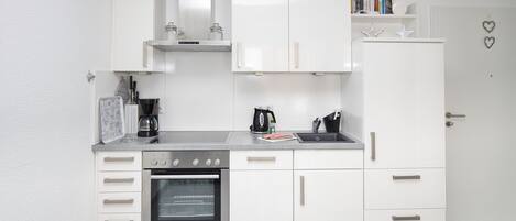 Køleskab, ovn, opvaskemaskine, kaffe-/temaskine