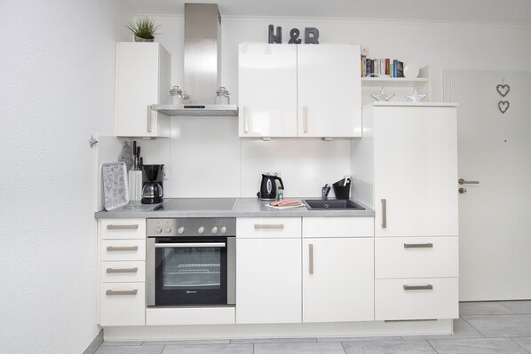 Køleskab, ovn, opvaskemaskine, kaffe-/temaskine