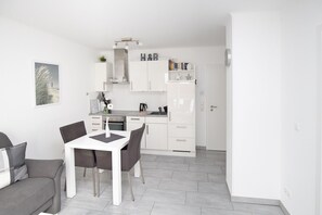 Kühlschrank, Ofen, Geschirrspüler, Wasserkocher mit Kaffee-/Teezubehör