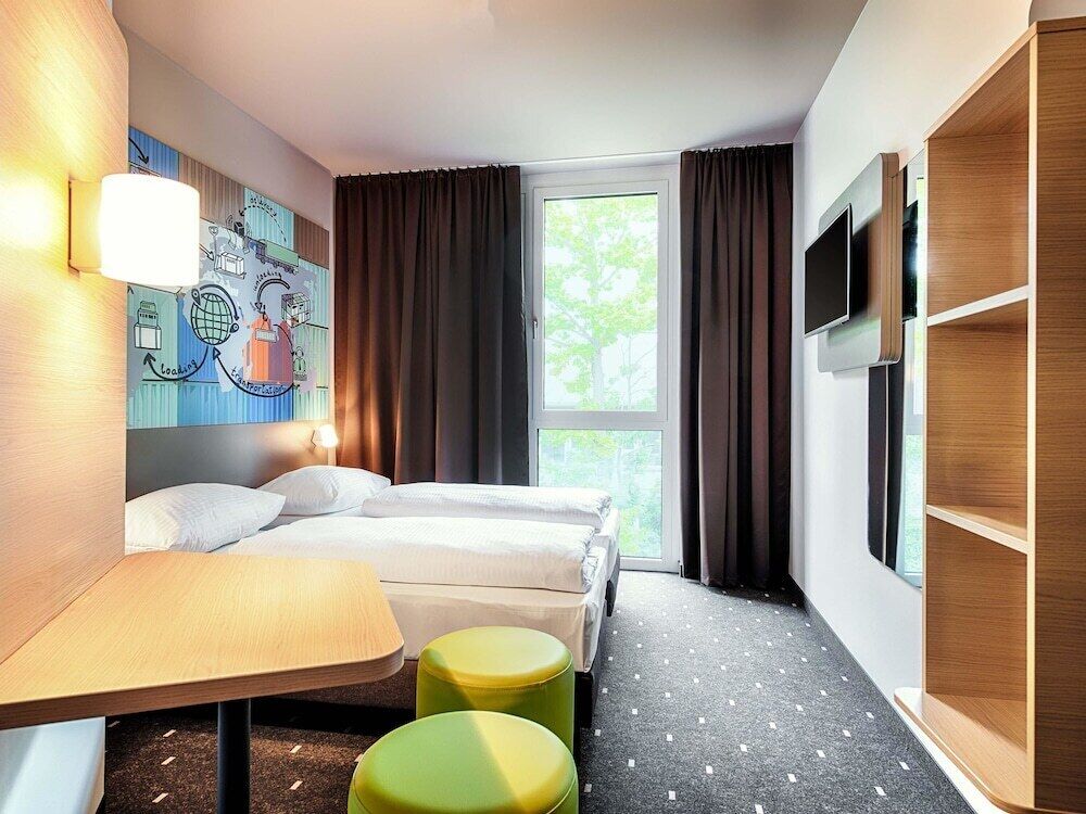 Hypo-allergenic bedding, desk, soundproofing, free WiFi