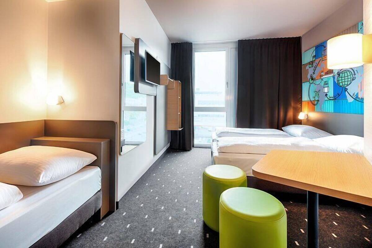 Triple Room | Hypo-allergenic bedding available, desk, soundproofing, WiFi (free)