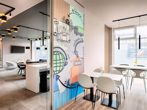 Desayuno buffet diario (EUR 13.9 por persona)