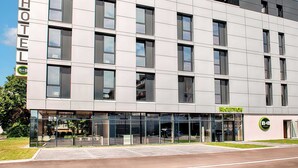 A modern hotel building with a reception area, large windows, and a sign indicating it is part of the B&B Hotels chain. - B&B Hotel Stuttgart-Neckarhafen (Stuttgart)