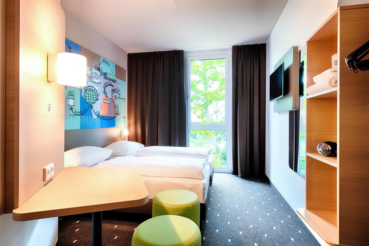 Habitación con 2 camas individuales | 1 dormitorio, ropa de cama hipoalergénica, escritorio