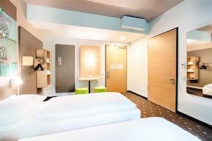 Habitación con 2 camas individuales | 1 dormitorio, ropa de cama hipoalergénica, escritorio