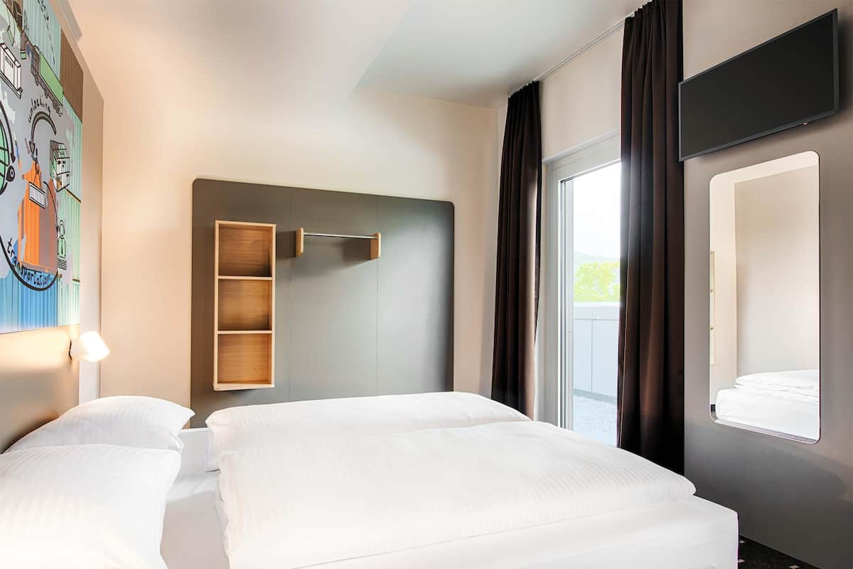 1 habitación, ropa de cama hipoalergénica y escritorio