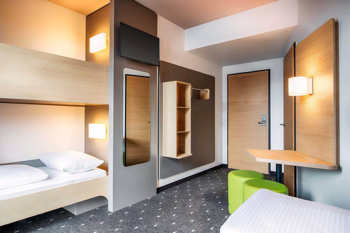 quadruple room | hypo-allergenic bedding, desk, soundproofing, free wifi