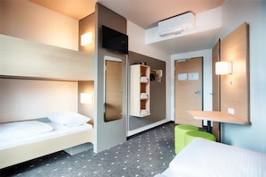 Habitación cuádruple | 1 dormitorio, ropa de cama hipoalergénica, escritorio