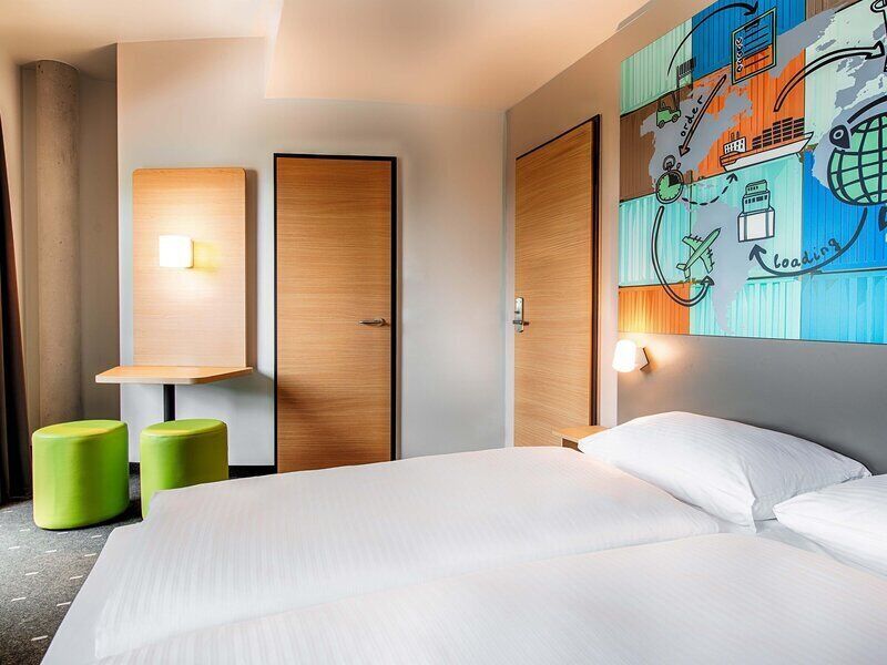 Hypo-allergenic bedding available, desk, soundproofing, WiFi (free)
