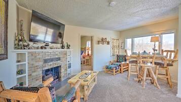 TV, fireplace