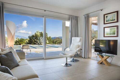 Villa Hermes - Three Bedroom Villa, Sleeps 6