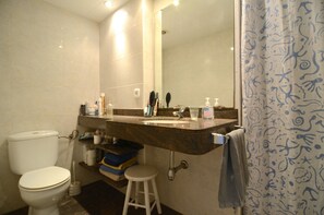 Shower - ROCAMAURA IV 1-8 (Estartit)