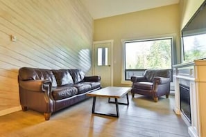 TV, fireplace - Ski-In Ski-Out / Pool & Hot Tub / Newly Renovated (Fernie)