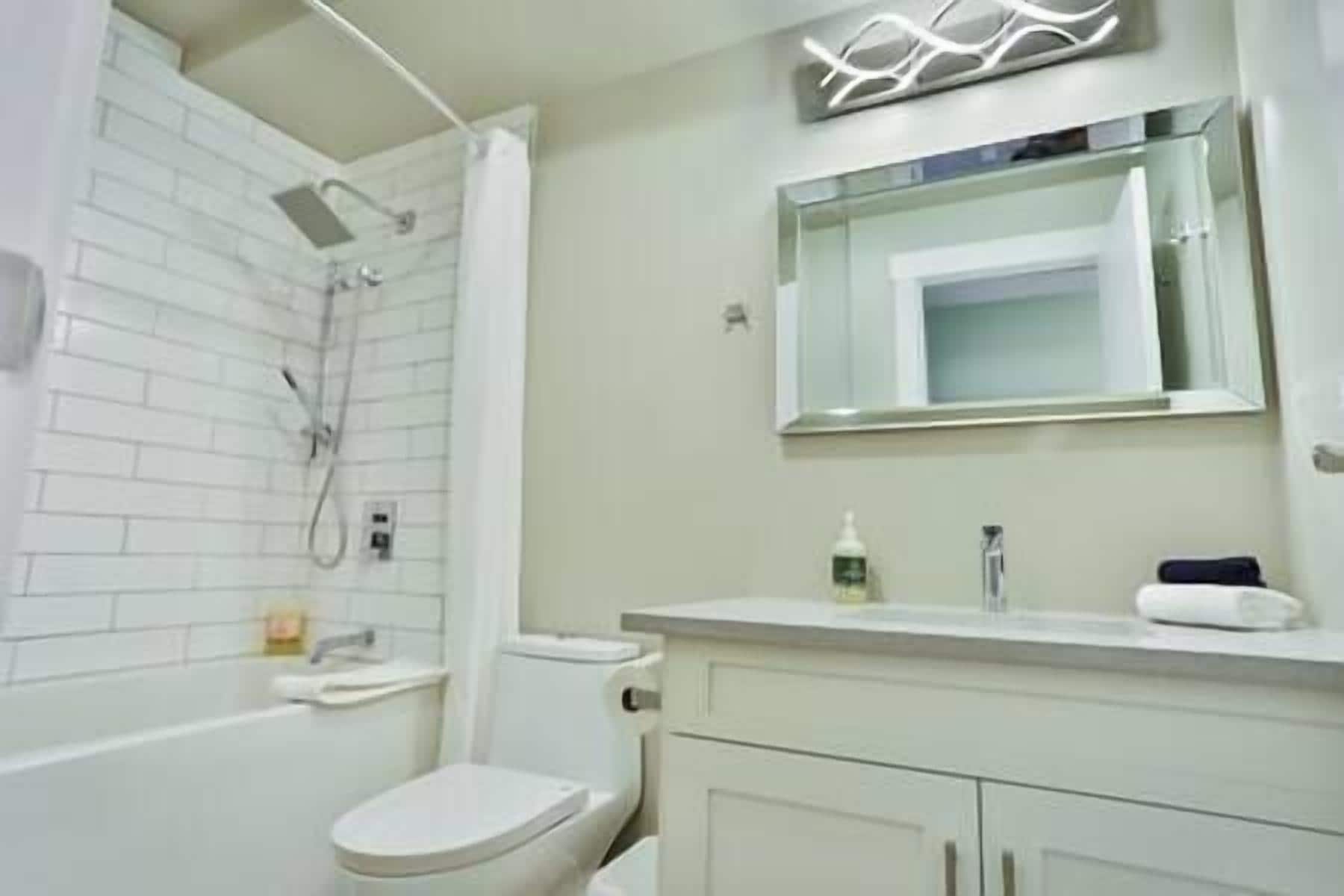 Ducha, secador de pelo, toallas, jabón