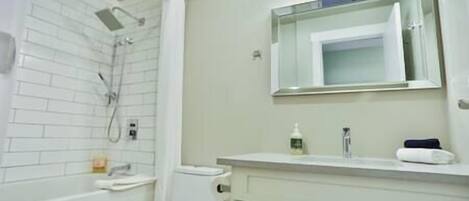 Ducha, secador de pelo, toallas, jabón