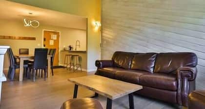 Ski-In Ski-Out / Pool & Hot Tub / Newly Renovated