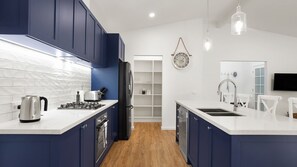 Fridge, microwave, oven, stovetop - Blue Beachside Luxe Pet Friendly Walk to Beach (Shoreham)