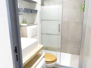 Bathroom - 25m² Studio Cabin with East Loggia & Secure Parking (Sète)