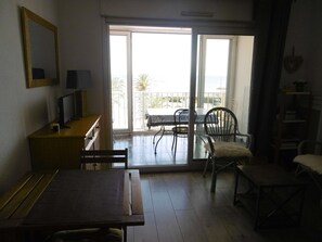 Living area - Charming 30m² 2-room, south loggia, parking in Sète, sea view (Sète)