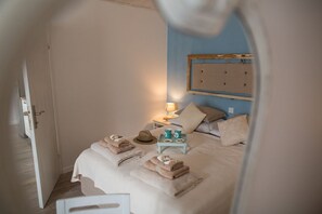 1 bedroom, cots/infant beds