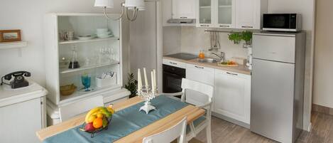 Apartment (One-Bedroom Apartment with Terrace) | Dining room