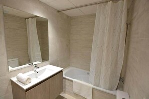 Bathtub, towels