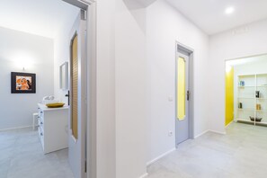 Apartamento Deluxe | Zona de estar | Una televisión de pantalla plana