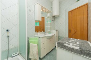 Apartment (Three Bedroom Apartment) | Bathroom | Shower, towels - Apartment Brajki (Omis)