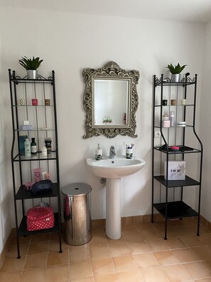 Tina, secadora de cabello, bidet, toallas 