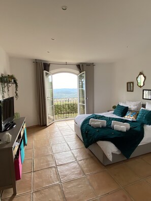 4 habitaciones, tabla de planchar con plancha y cuna de viaje