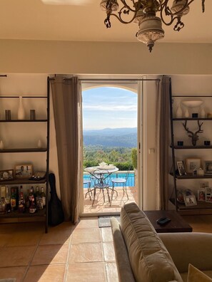 TV connectée, cheminée, livres, chaßne hi-fi