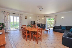 Fernseher, Kamin, Tischtennisplatte