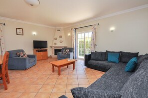 Fernseher, Kamin, Tischtennisplatte