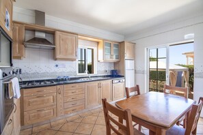 Frigorífico, microondas, horno y lavavajillas