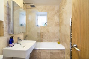 Ensemble douche/baignoire, sĂšche-cheveux, serviettes fournies, savon