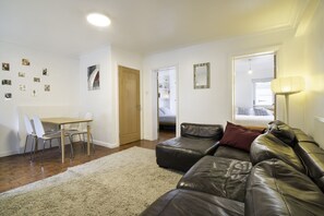 TV, books, video library, stereo - Beautiful Garden Flat in Primrose Hill (London)