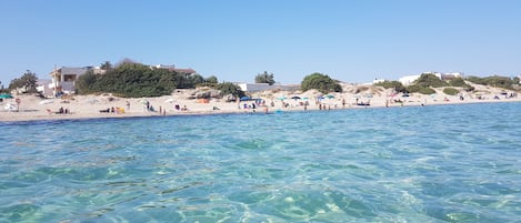 Una spiaggia nelle vicinanze