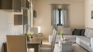 Un salon moderne comprenant un coin repas, un canapé et un téléviseur.