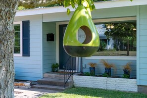 Exterior detail - Queen of Hearts, 3 bd/2ba, walk to Main, updated! (Fredericksburg)