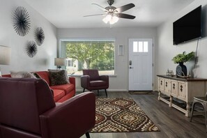 TV - Queen of Hearts, 3 bd/2ba, walk to Main, updated! (Fredericksburg)