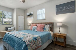 3 bedrooms, iron/ironing board, WiFi - Queen of Hearts, 3 bd/2ba, walk to Main, updated! (Fredericksburg)