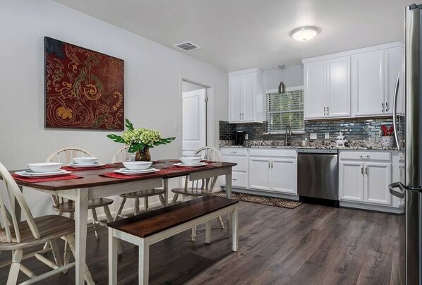 Dining - Queen of Hearts, 3 bd/2ba, walk to Main, updated! (Fredericksburg)