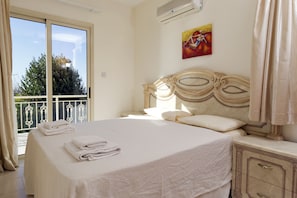 3 bedrooms, in-room safe, iron/ironing board, WiFi
