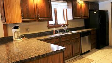 House, 3 Bedrooms | Private kitchen | Coffee/tea maker