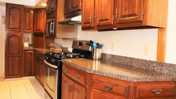 House, 3 Bedrooms | Private kitchen | Coffee/tea maker