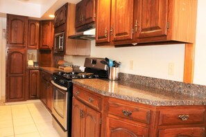 House, 3 Bedrooms | Private kitchen