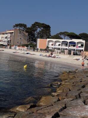 Unclassified image, 4 of 10, button - Studio -Floor - Sea view (Hyères)