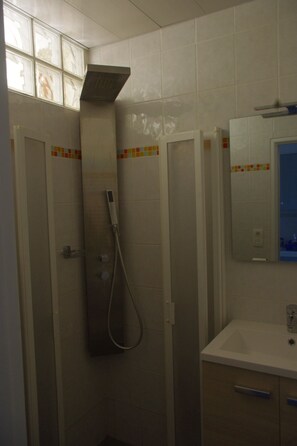 Dusche, Haartrockner, Toilettenpapier