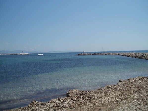 Rannalla, aurinkotuoleja